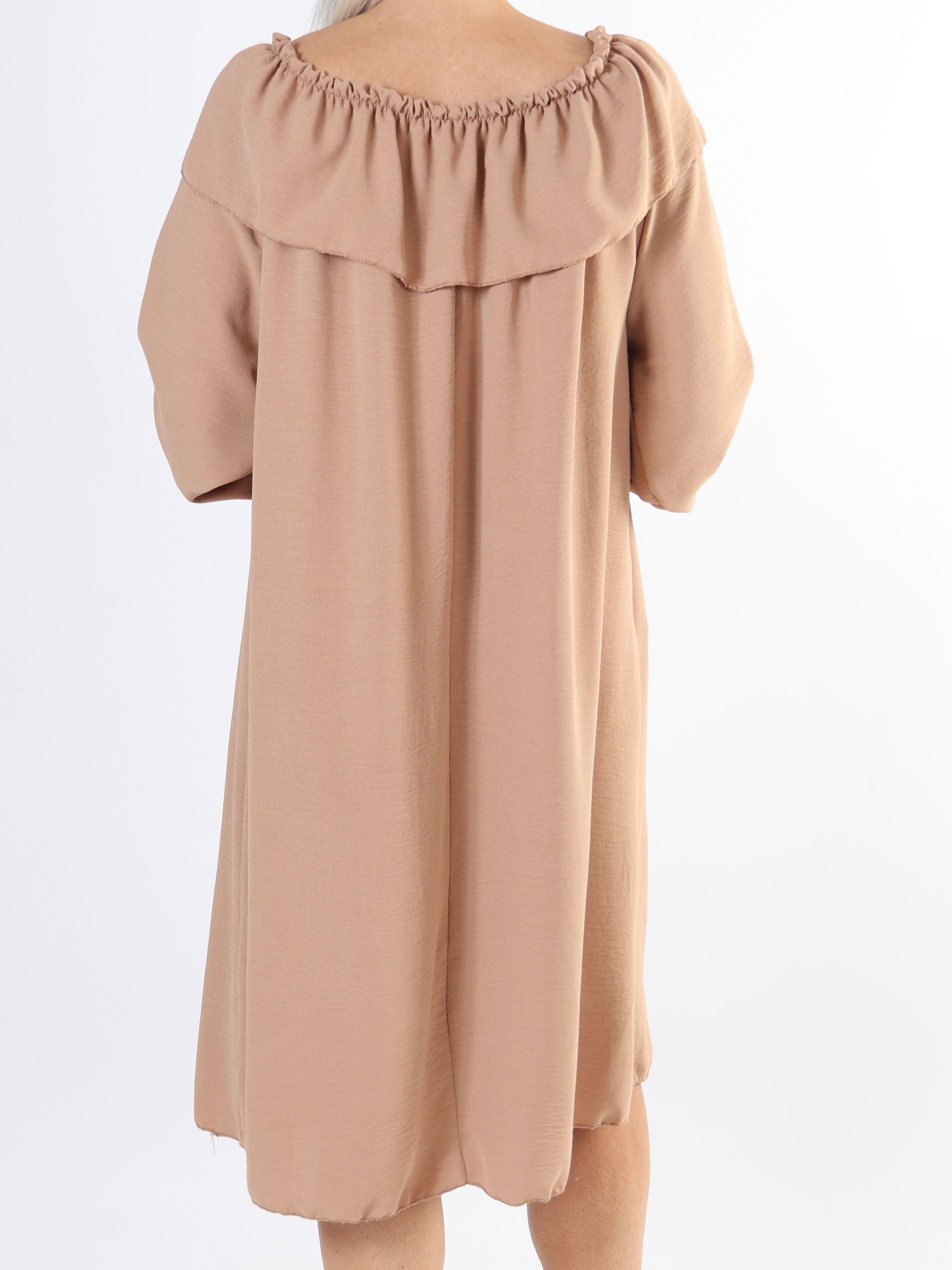 Elpida - Plus size-klänning med volangkant och smockärmar